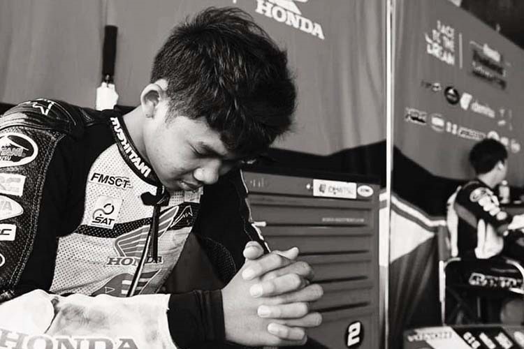 Swinxy's tweet image. Ha muerto el joven piloto tailandés Thannaphet Kusuwan en Buriram cuando hacía las pruebas para la Honda Thai Talent Cup.

Aguilar, Gurecky y ahora Kusuwan.

Lo de esta semana está superando todos los límites.

DEP pequeño