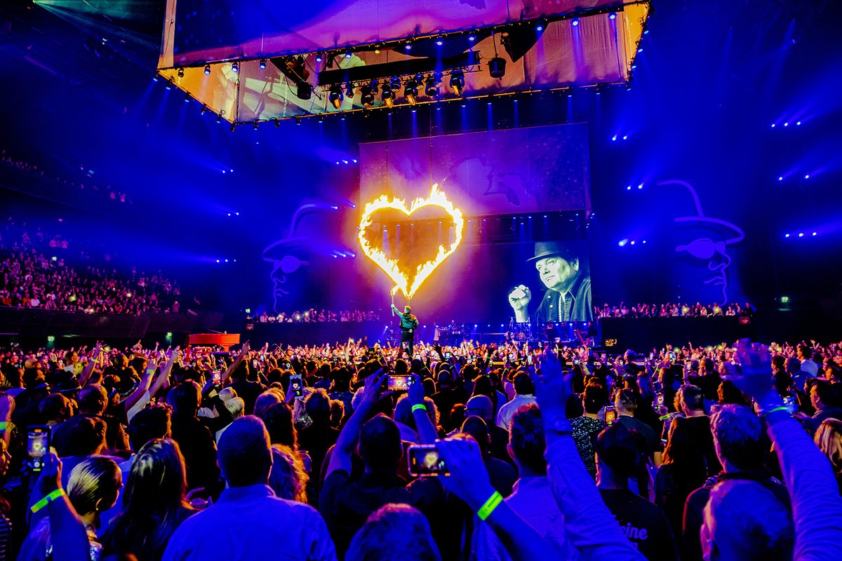 Het is de hoogste tijd voor een avond gezelligheid!🧡🎶 Het is inmiddels 2 jaar geleden dat we midden in de concertreeks Holland Zingt Hazes onze deuren moesten sluiten. 2 jaar aan ‘bloed, zweet en tranen’ volgden. De evenementenbranche kan en wil open!