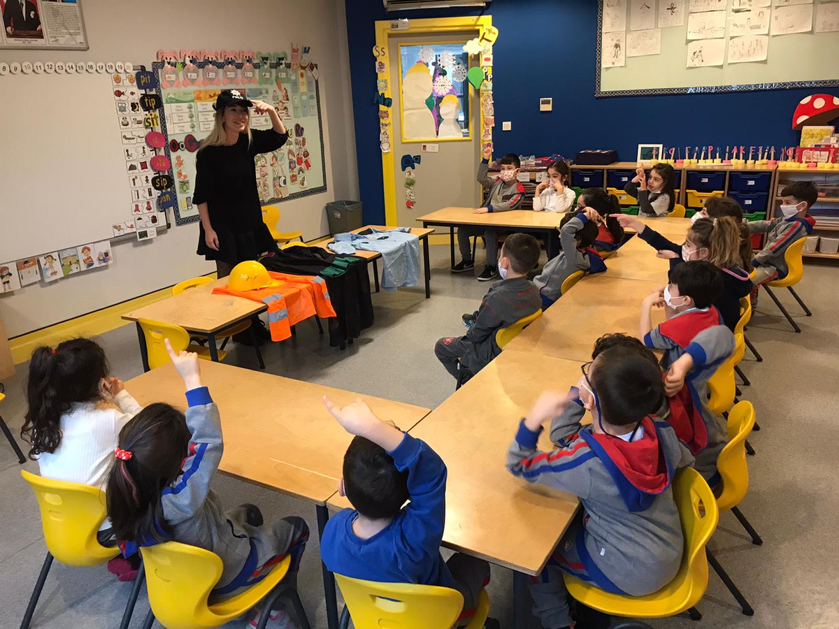 Okul Öncesi Öğrencilerimizle ikinci döneme "meslekler temasına" merhaba diyerek başladık.
Tema tahminlerini yaptık
"Meslek grupları nelerdir?" 
"Hayalimizdeki meslekler nelerdir?" sorularına cevaplar bulduk. <a href="/delibas_esin/">Esin Aras</a> <a href="/tunaomer1973/">Ömer TUNA</a> <a href="/kadirsari_offcl/">Kadir SARI</a> <a href="/tugbaozdinc/">Tuğba Özdinç Kater</a> <a href="/ErkenCocukluk/">Hale Güneş</a>