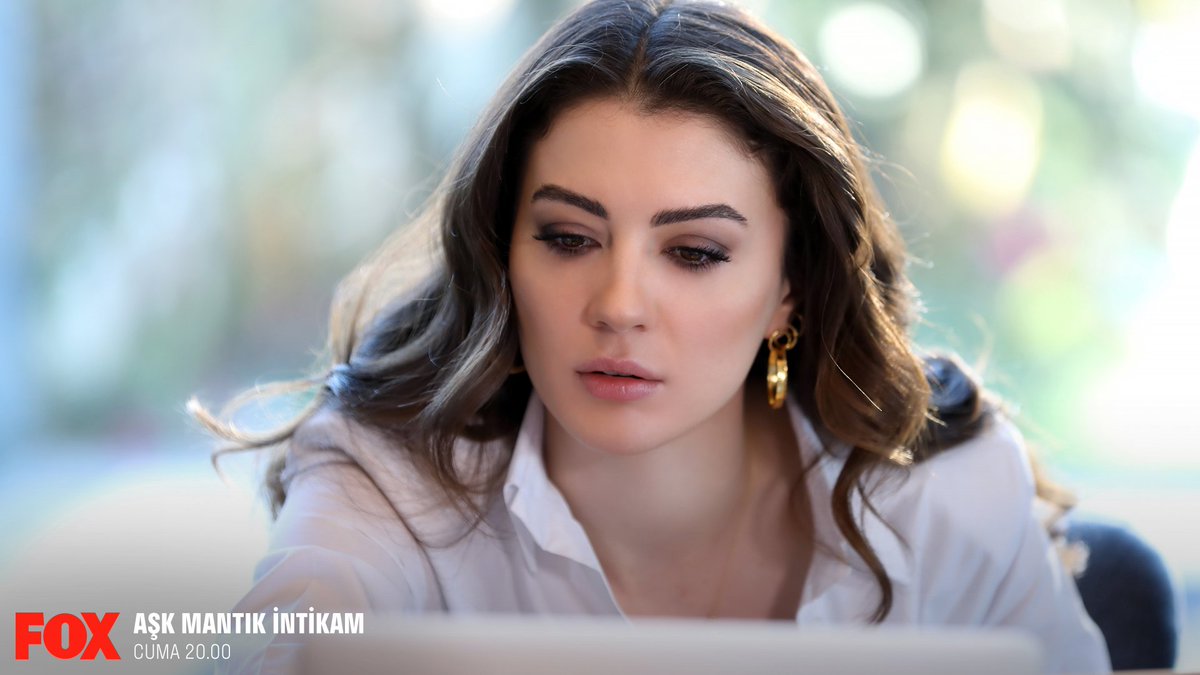 Esra'nın güzelliği günümüzü güzelleştirdi! ⚡️✨ #AşkMantıkİntikam @FOXTurkiye