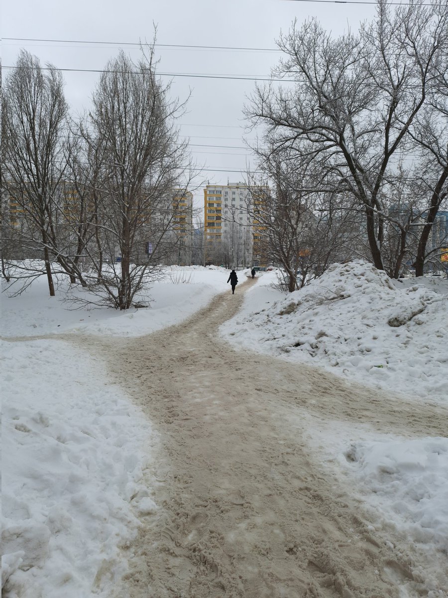 osm9soln's tweet photo. Уважаемый департамент городского хозяйства,  убедительно просим почистить тротуары которые идут от остановок общественного транспорта ул. Демократическая в сторону д. Демократическая 32,30,20,12. Очень актуально! @ samadm https://t.co/AFtFBdKaYH