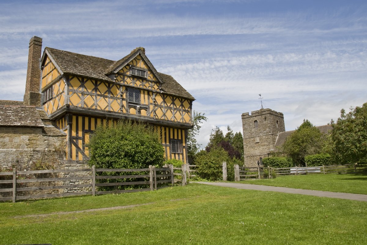 EnglishHeritage's tweet image. It's #humpday, you know what that means... 😌 A scenic stroll through Stokesay Castle is in order! 

📍Stokesay Castle, Shropshire