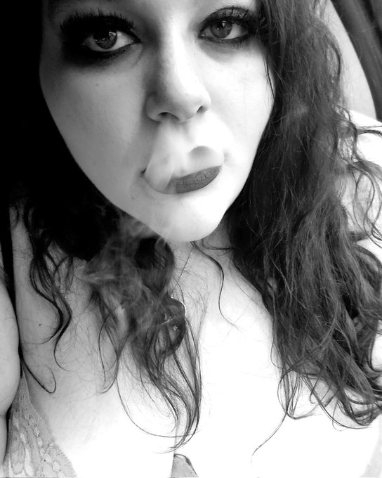 Another personal favorite throwback. I French inhale like a fucking boss. https://t.co/dA9wwTj9TF