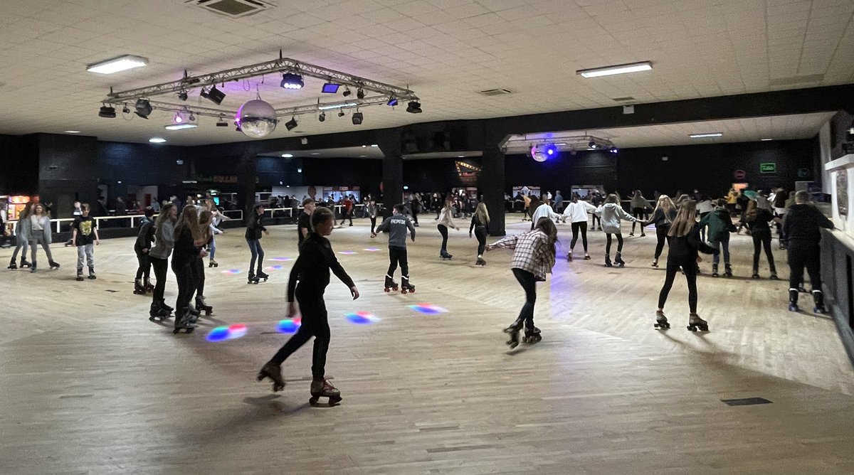 🛼🔥 Having a fab time at Rollerworld this morning as part of Y8’s immersion day. Kids are doing so well on the skates and a joy to be with. Looking forward to our trip to @RegandVic this afternoon to watch #JerseyBoys! #TeamHeanor
@MissHulland @HMrsmcleod @PeHgsc