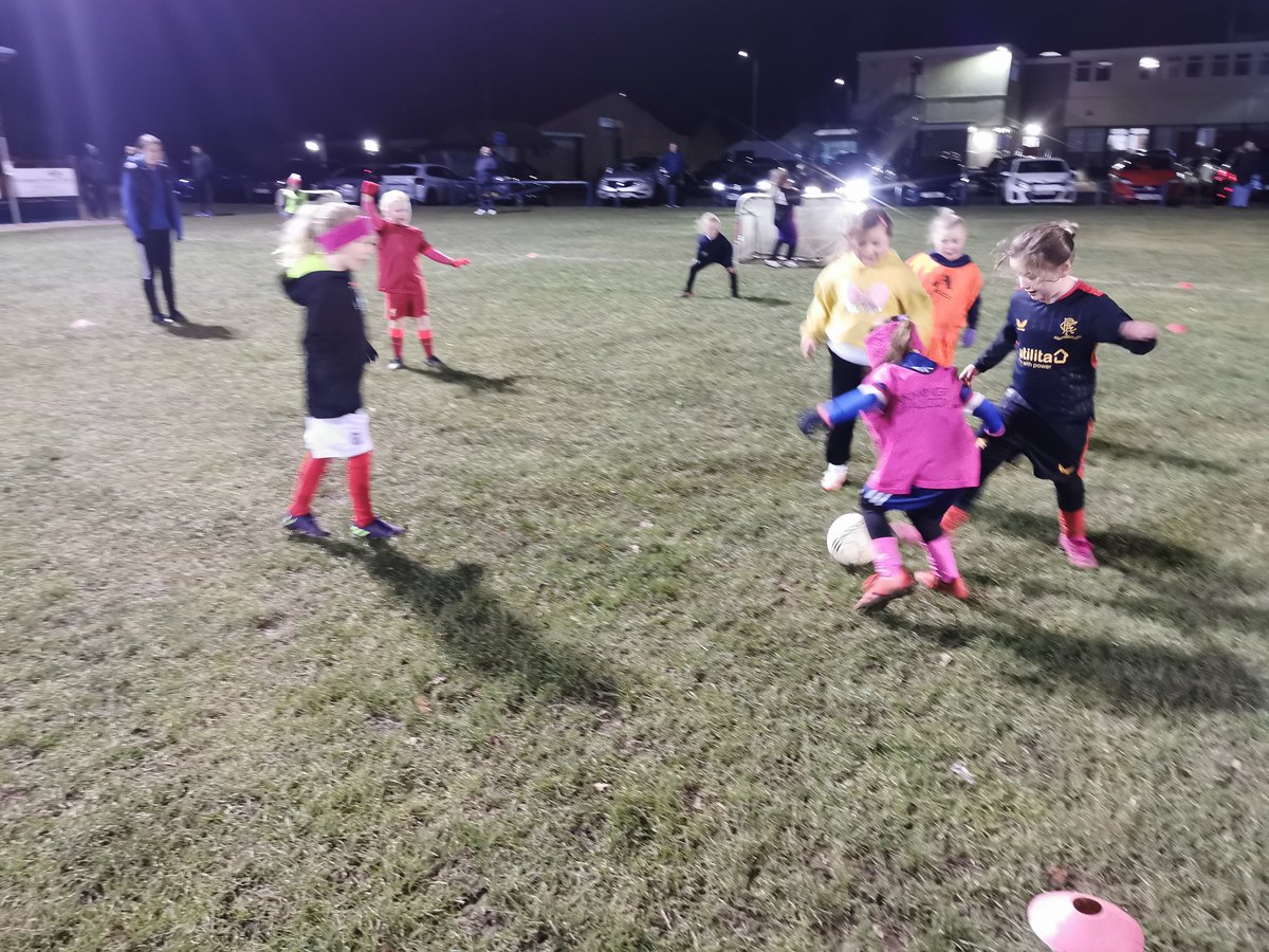 Farmington_FC's tweet photo. Great to have our Juniors return to training last night after their winter break 😊💙⚽
#fclub #returntofootball https://t.co/DMxsVgkwQE