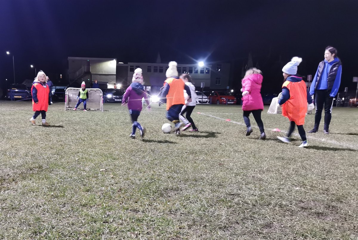 Farmington_FC's tweet photo. Great to have our Juniors return to training last night after their winter break 😊💙⚽
#fclub #returntofootball https://t.co/DMxsVgkwQE