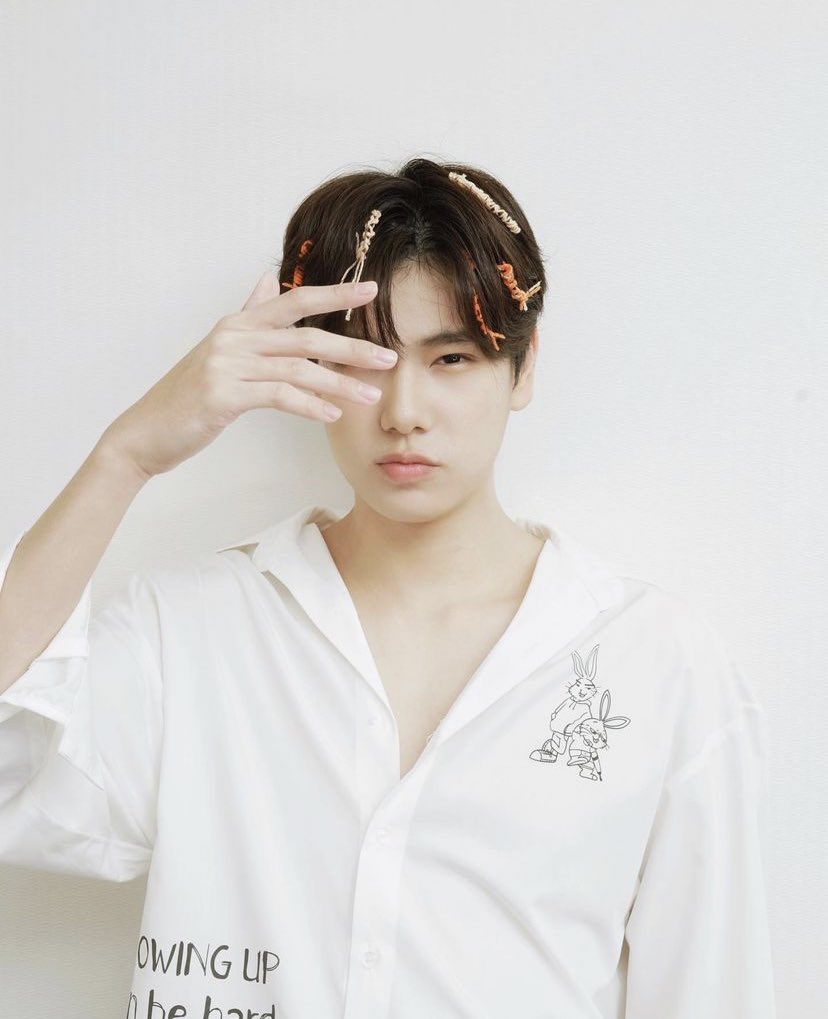 kyunniebb's tweet photo. sorry but it's the #WinOGrowinupCollection @WinmetawinO shirt for me @phuwintang 😭🐰 phuwin x metawin when!!!

#winmetawin #phuwintang @winmetawin @phuwintang https://t.co/o06KSysOLz