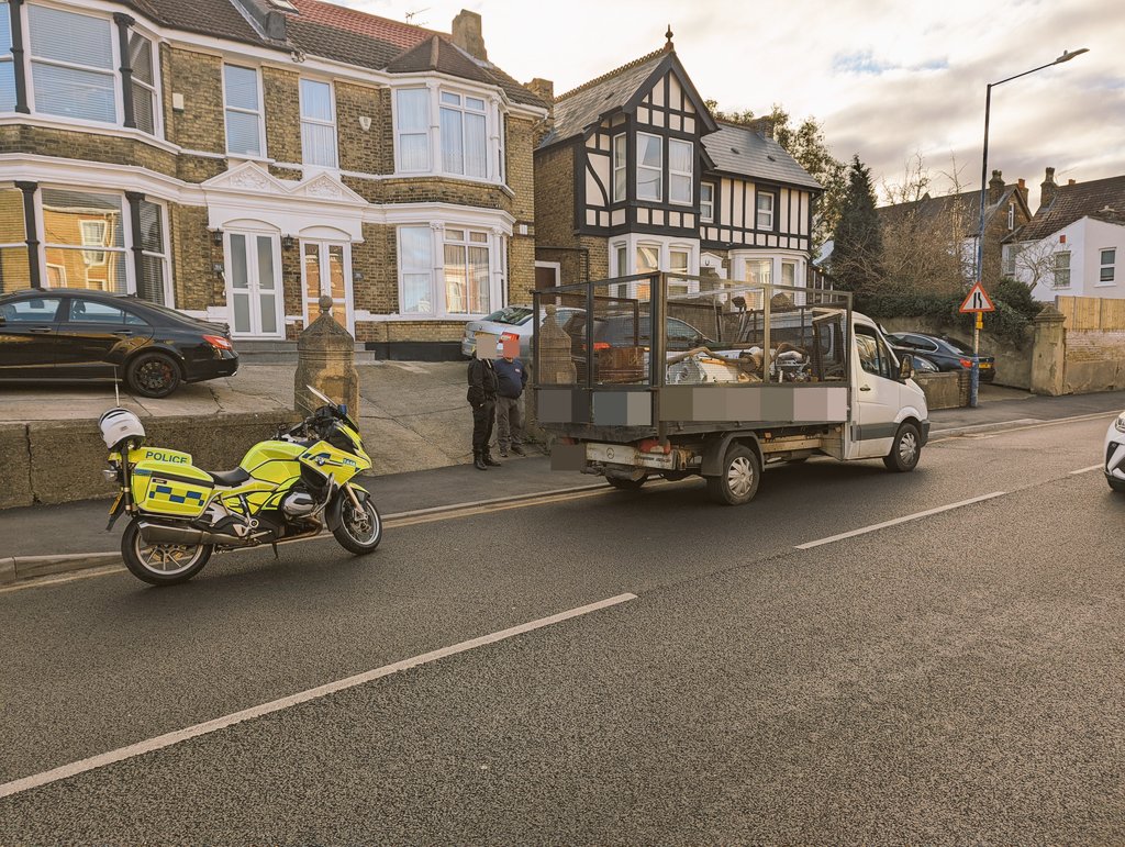 KentPoliceRural's tweet photo. Just some of the many vehicles stopped yesterday whilst working alongside @graveshambc #WasteCrimeTeam An operation which led to 2 vehicle seizures for unpaid tax offences & the arrest of a man wanted for an outstanding court warrant in #Leeds NL #OpAssist #EnvironmentalCrime https://t.co/mgvuZIsOoY