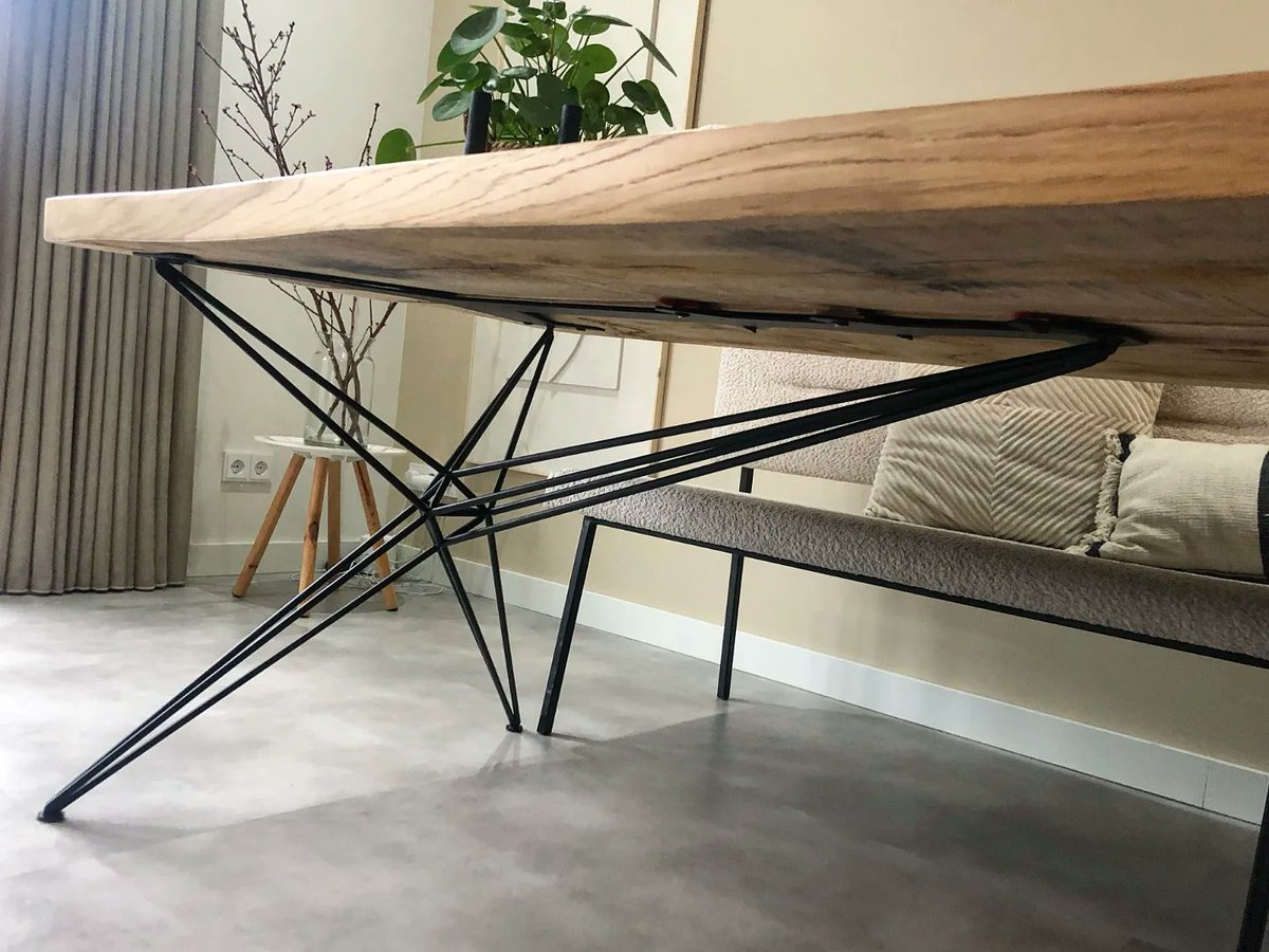 Een plek waar men geniet van heerlijke gerechten, waar de dag wordt besproken en waar lief en leed wordt gedeeld. De eettafel is een essentieel onderdeel van het sociale leven en daarom hebben wij er veel aandacht aan besteed! #interieurontwerp #Dutchdesign #weldporn #vakmanschap