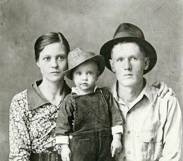 _Historish's tweet photo. #FotoHistórica | (1937) Elvis Presley de 2 años junto con sus padres.

Para más imágenes históricas y contenido histórico, síguenos estamos en todas las redes sociales. #ElvisPresley https://t.co/0fhH7CZZyi
