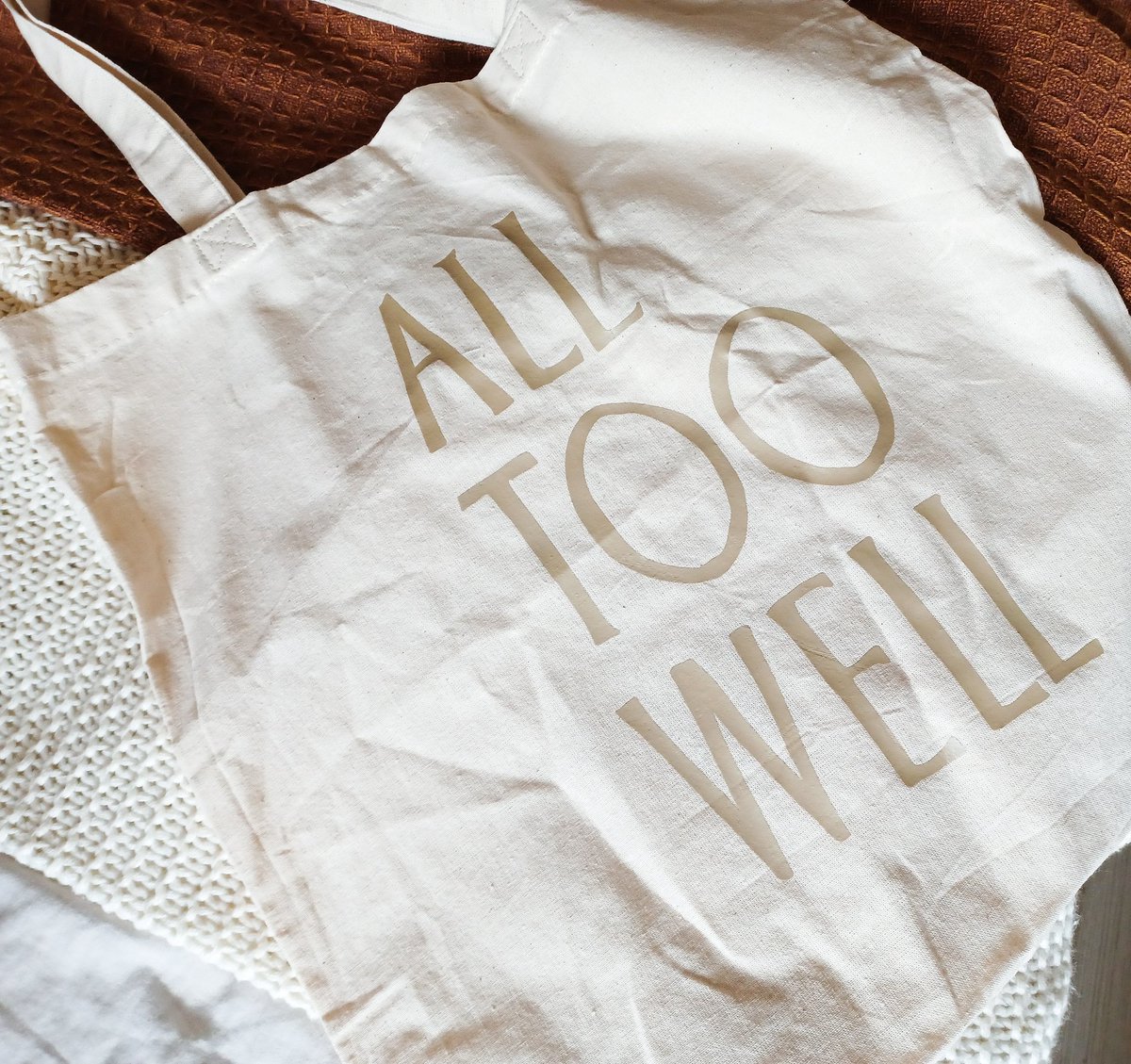 AlltooLayla's tweet photo. 🌻 GIVE AWAY 🌻
ATW the short movie inspired bag. 
•Follow me
•Retweet this.
• Tell me you're fav ATW lyrics part.

The give away is International
14th Feb i do annouce randomly a winner. Goodluck guys! 💖💖

( https://t.co/NH8icjMrcF ) https://t.co/c51wd2CRt8