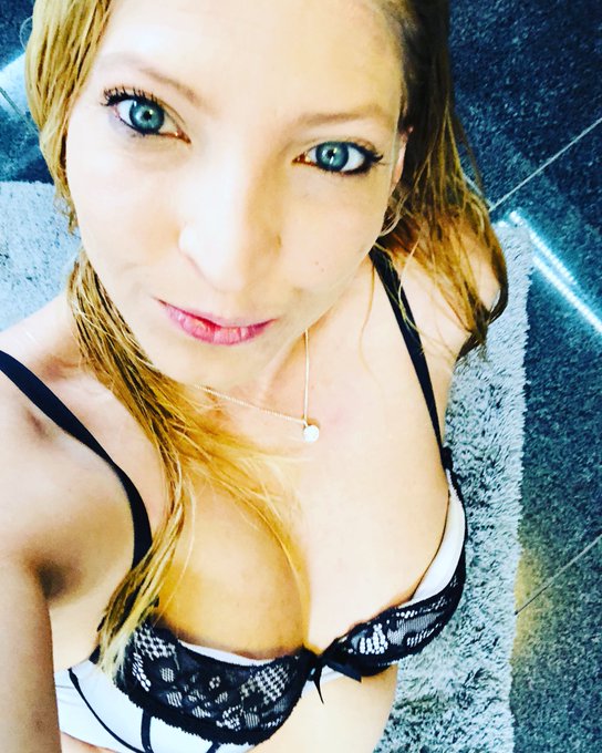 Happy Bergfest 🥰  Bald ist schon mein Freutag 🥰🥰 https://t.co/rAgDAVULKO<a href="/tag/dirtyblowjob"class="tags"><span>#dirtyblowjob</span></a>