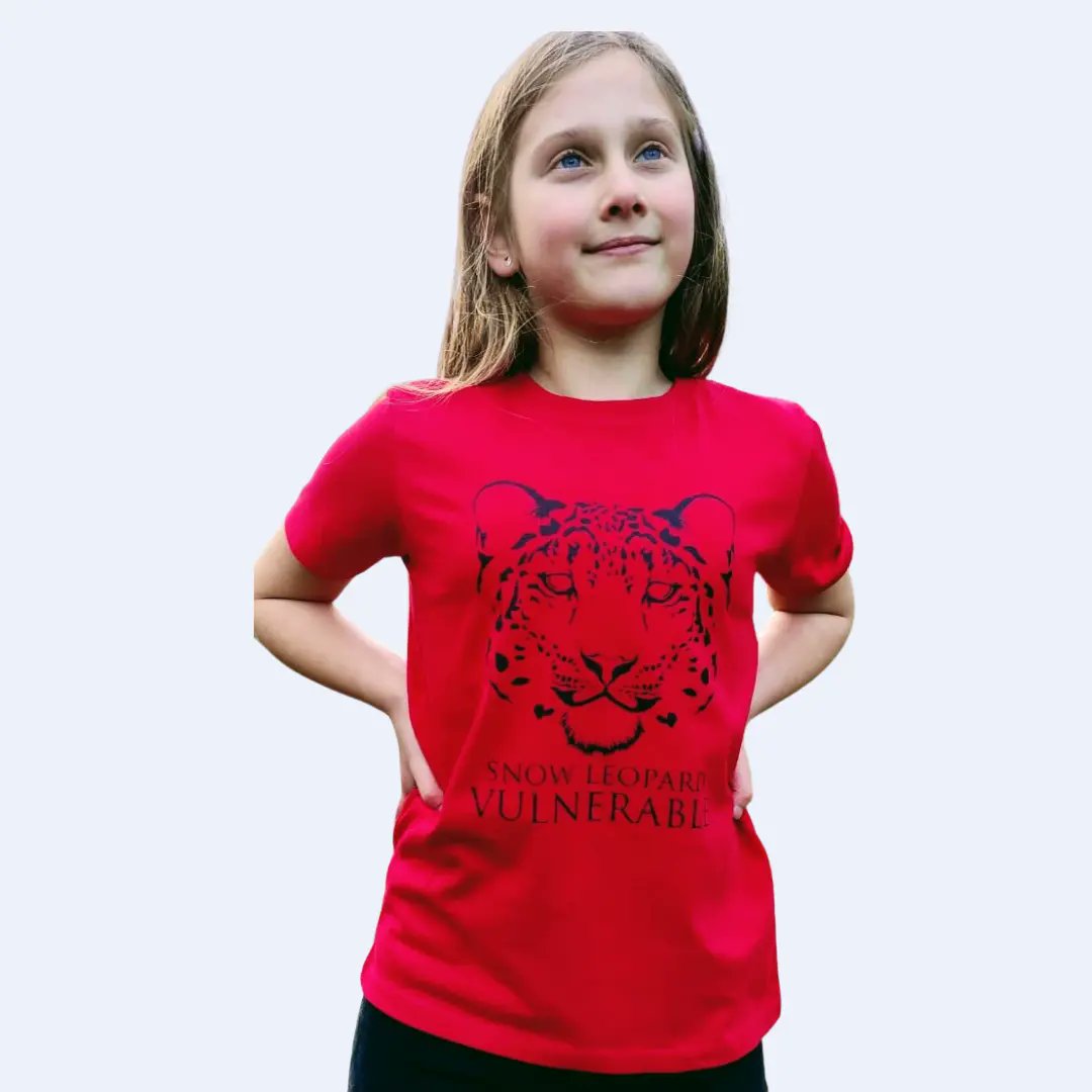 Here’s Lana, she wants to HELP the #SnowLeopard ❤ She's wearing the Kids Tee in our Snow Leopard design, its #organic, meets #GOTS Standard, its Peta Approved #Vegan &amp; made to #fairwear standard
Take a peek here...
…-me-global-conservation.myshopify.com/products/mini-…
#conservation
 #education
#onlinestore