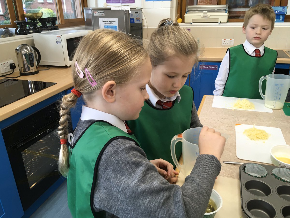 YMS_Year3's tweet photo. #Year3 Muffin making! https://t.co/payid27hTY