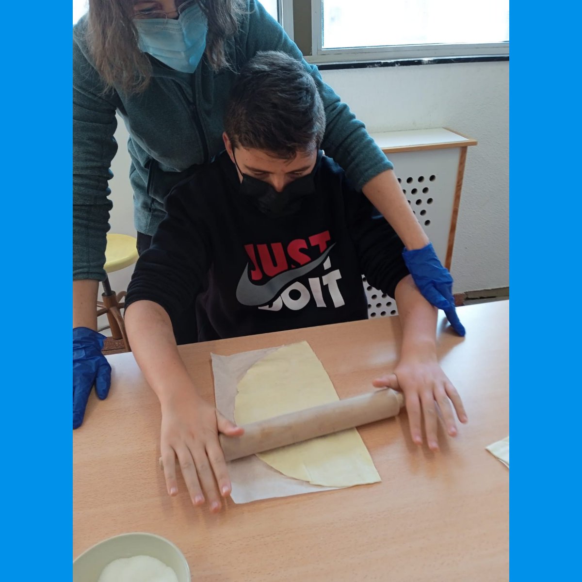 AUTISMOSALAMANC's tweet photo. Ya sabéis lo mucho que nos gustan nuestros talleres de cocina👨‍🍳

En clase de EBO1 hemos hecho estas riquísimas palmeritas de hojaldre 🥨

No queremos daros envidia pero, ¡estaban riquísimas!🤤

#tea #autismosalamanca #autismo #asociacionariadna #tallerdecocina #ebo1 #palmeritas https://t.co/29bZeOAgnP