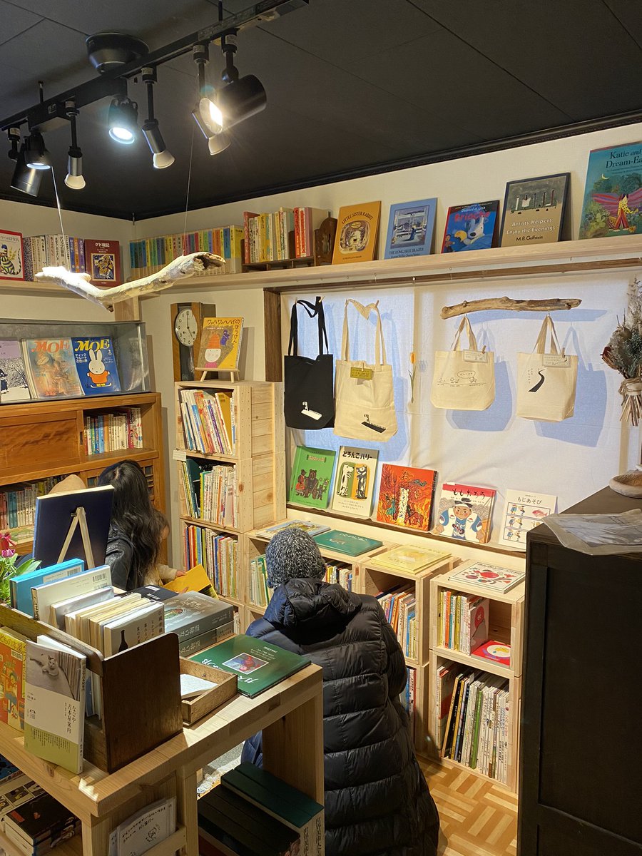 connetta_jp's tweet photo. 古本屋かえりみちさんの実店舗がいよいよオープン！場所は春日井・勝川駅前商店街のシェア店舗「TANEYA」さんの2階です。本のジャンルも多彩ですが、さすが素敵な絵本がたくさん！店主ご夫妻のお人柄そのままの温かいお店です。 https://t.co/dvtk6udRi3
