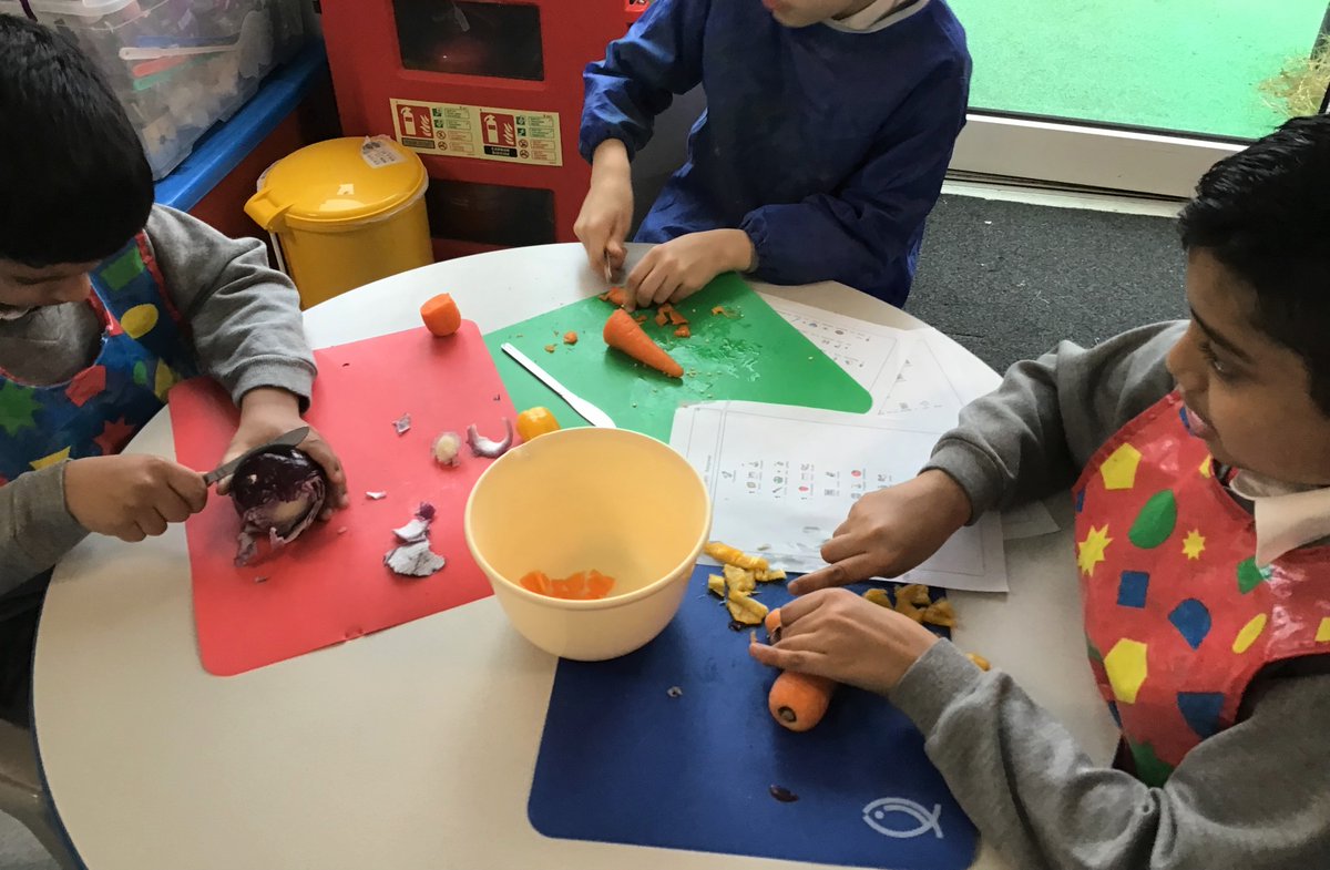priestmeadproud's tweet photo. "Hey! My spaghetti's moving!"
Rainbow Resource followed a recipe to make 'Wormy Spaghetti' as part of their learning on Roald Dahl's 'The Twits'. 🍝📚
#RoaldDahl #WormySpaghetti https://t.co/gOp84q1MlE