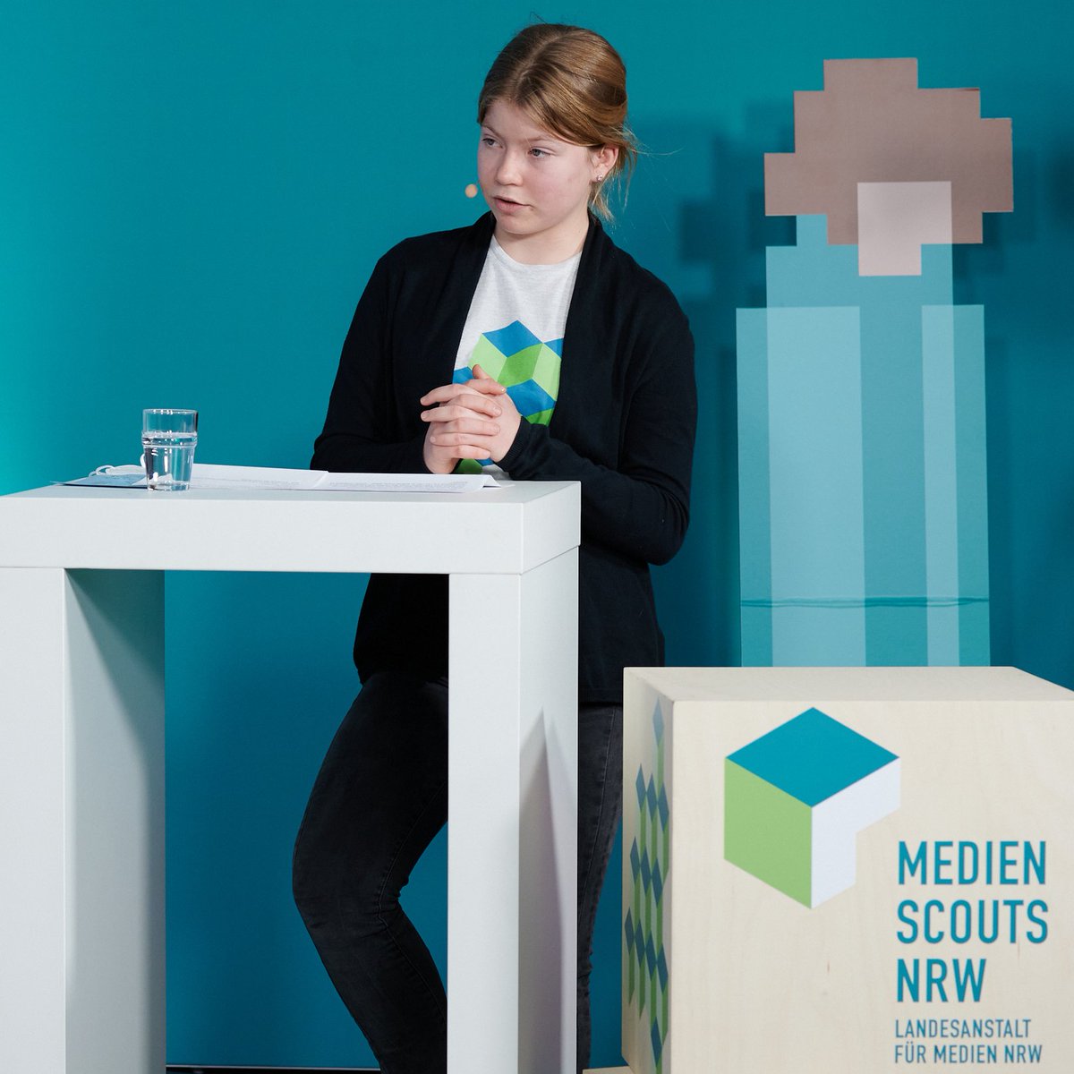 LFMNRW's tweet photo. "Ich habe schon das Gefühl, dass ich etwas bewirke – und da spreche ich für alle Medienscouts." Ist das nicht eine tolle Aussage von #Medienscout Antonia in der gestrigen Gesprächsrunde mit @HendrikWuest? ☺️
Mehr davon gibt's hier. 👇👇👇 #FitForDemocracy
https://t.co/XpPtEoVXVc https://t.co/I21gKclHkk