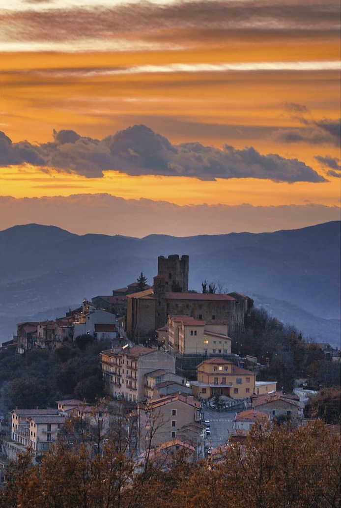 disc_campania's tweet photo. Nel territorio di Novi Velia, il Santuario del Sacro Monte, il più alto d’Italia, è luogo di emozioni forti, di suggestioni potenti, di scoperte affascinanti. 

https://t.co/4RcsYC61u2

📷 Angelo Guzzo

#novivelia #campania #salerno https://t.co/lNJ585b2y4