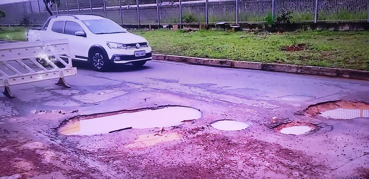DFDaDepre's tweet photo. Além de não cuidar da saúde, da mobilidade, da segurança, governo Ibaneis não consegue o básico: fechar buracos na cidade. Esses aí estão em Ceilândia! Surreal! 😡 https://t.co/UexfJK2Ina