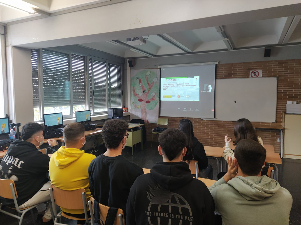 inroscar's tweet photo. Aprendiendo en @iespuzol  con el taller online del @INCIBE! Gracias Ángela G. Valdés! @safeinternetday @GVAeducacio @is4k https://t.co/dZqX0E61wZ
