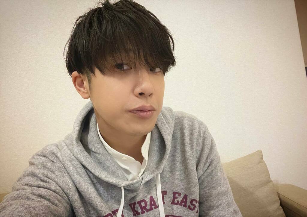 KEN_emptykraft's tweet photo. 前髪のある生活。

#黒髪
#久しぶりの前髪
#パーマ期間長かったからこの長さでの整髪料の付け方がよく分からない
#0.5歳くらい若返った気がする
#前髪のある生活 https://t.co/WfosQ5ZWDb https://t.co/8iDDUEpxwW