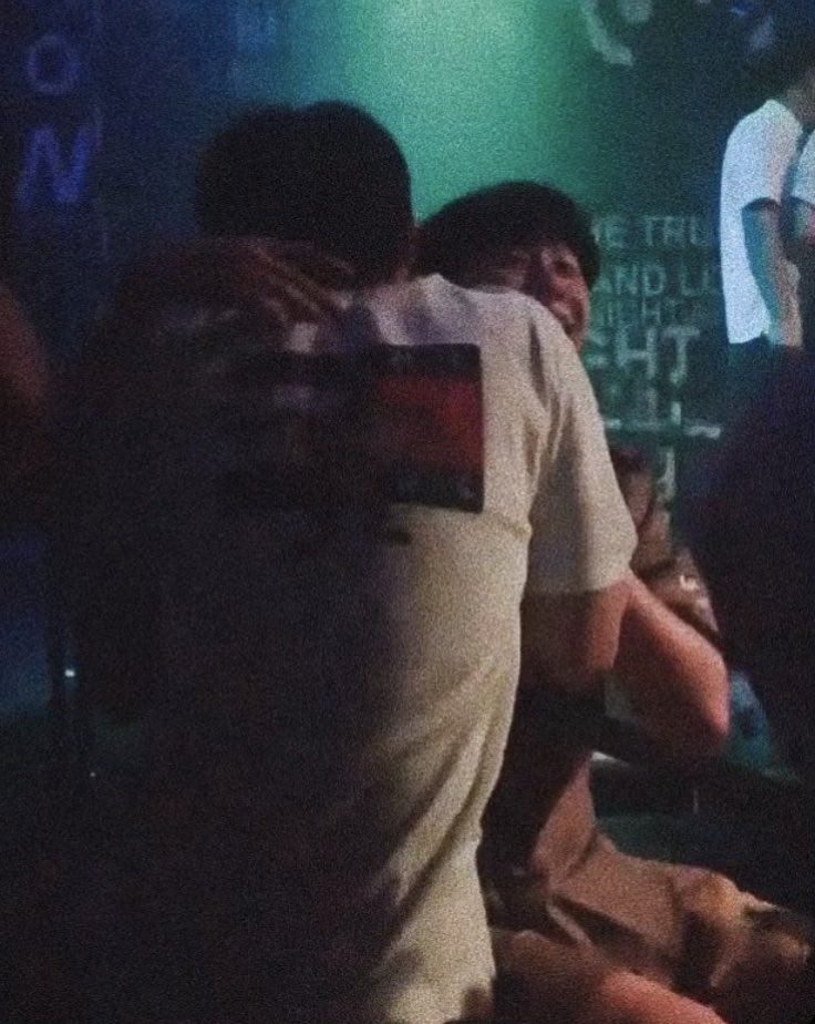 MyPwar_'s tweet photo. อย่าว่าแต่พวกเรามุ้ปออนจากกอดไม่ได้เลย ทีมงานก็เหมือนกัน กอดอบอุ่นจริง สองมือคล้องคอ 🥺

IG worstmind_ &amp; sssandwich 

#เลี้ยงปิดกล้องกลรัก 
#หยิ่นวอร์ #yinyin_anw #warwanarat https://t.co/2jS1l6STxB