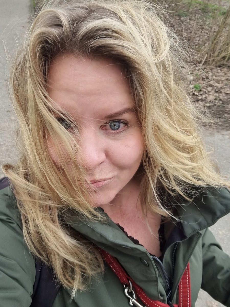 MaaikeWermer's tweet photo. Samen op de foto is gedoemd te mislukken😅, maakt rondje Zevenhuizerplas er niet minder leuk op😄. #Flip #Westpointer #hondenbaas https://t.co/uKaIHhzdsZ