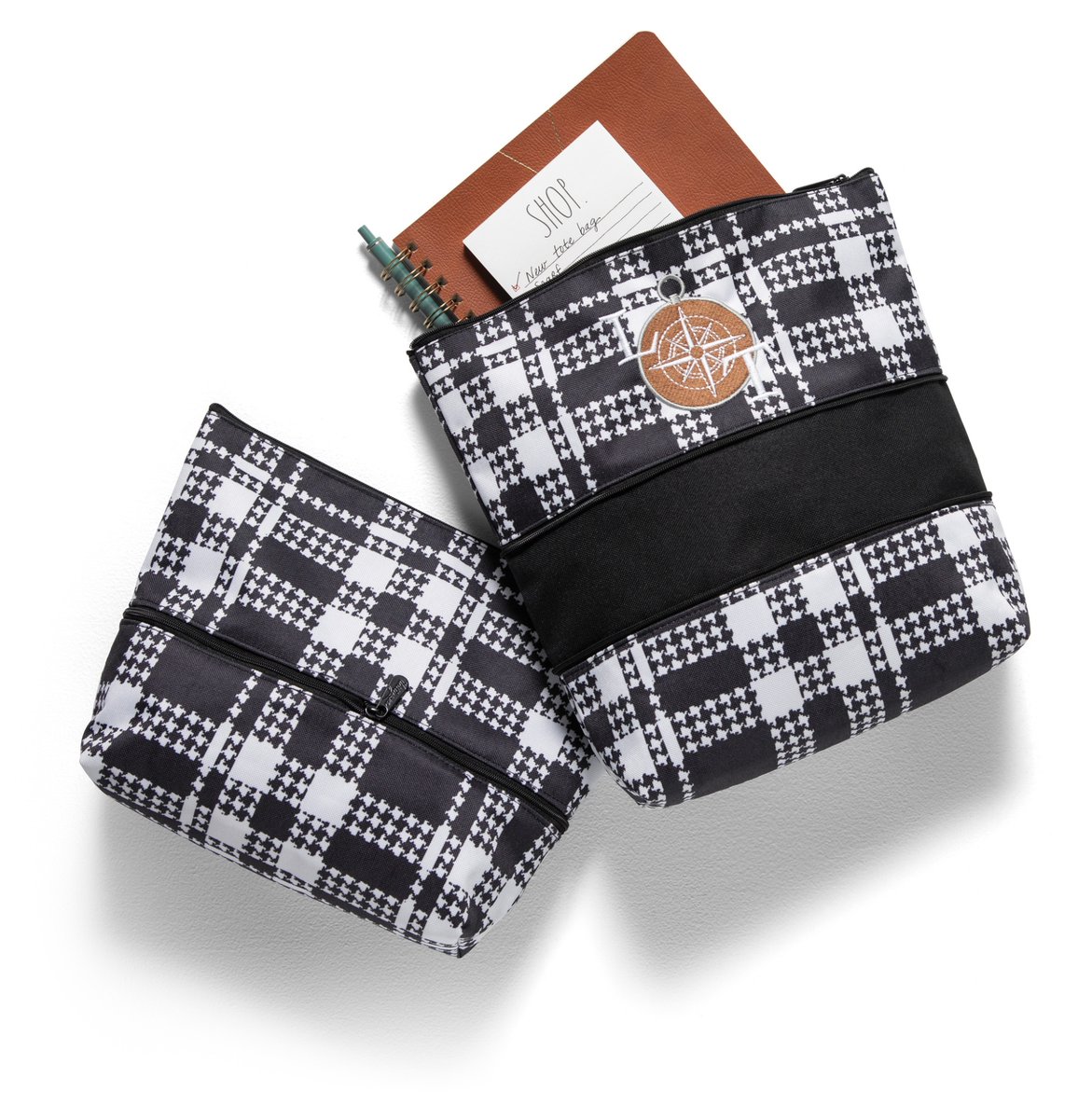 vwitt's tweet photo. Going, Going, Gone!- SIZE UP EXPANDABLE POUCH

❄️Zipper around the middle can un-zip to make it larger. 

❄️Laminate interior makes it wipeable in case of spills...great for sunscreen or bug spray!

**What is your favorite sunscreen brand??** https://t.co/299Nwl9MQ7