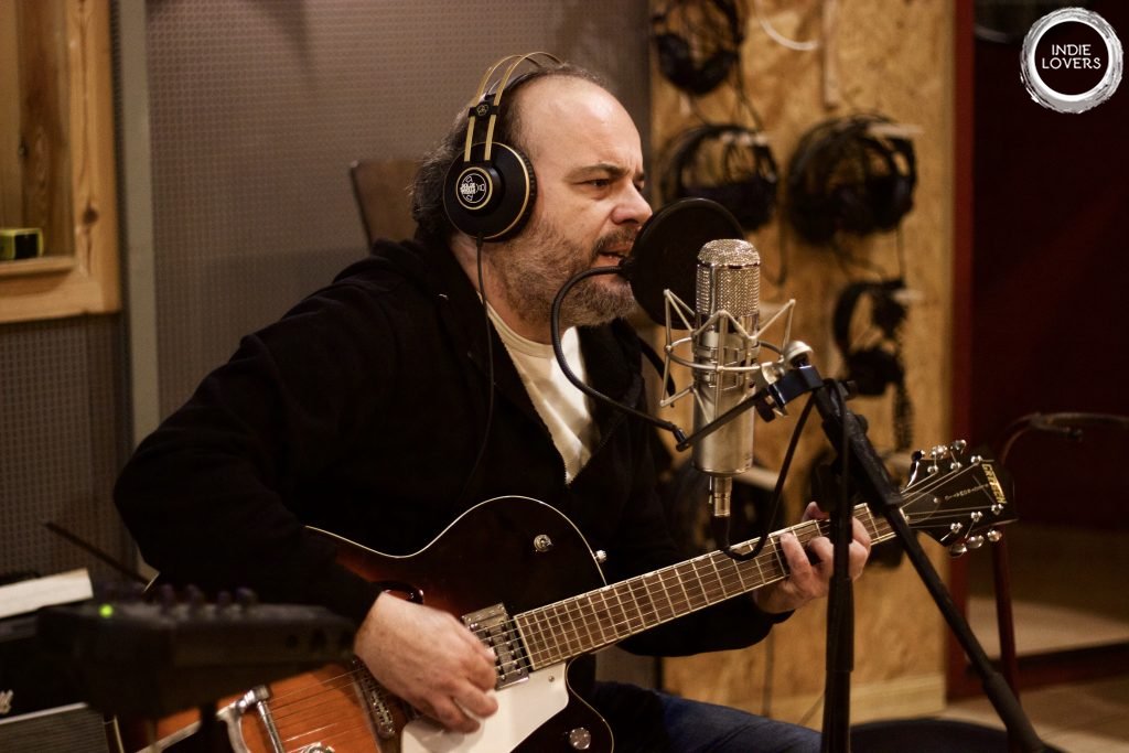 indieloversm's tweet photo. Ya disponible el programa #16 de #IndieLoversRadio, de la mano de @EstrellaDammCat, y en esta ocasión, desde @SoldeSants!
🎙️🎸 Entrevista + directo: @EricFuentesBcn.
🔊 Reportaje: @LEONBENAVENTE.
🎶 También suenan #Pictures y #Wesphere.
Disfrútalo!
https://t.co/KIYdM4HIru https://t.co/yXrX1MPBE5