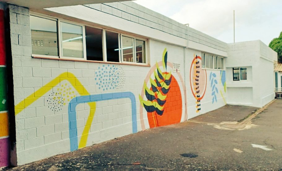 CPEIPS_CRC's tweet photo. Comenzamos a cambiarle la cara al colegio. Poquito a poco iremos viendo como nuestro cole se transforma hacia una imagen más natural y comunicativa. Todos los años invertimos en nuestro entorno y este será uno de los más visibles.
Próximamente más. https://t.co/ZTDAJAHaBI