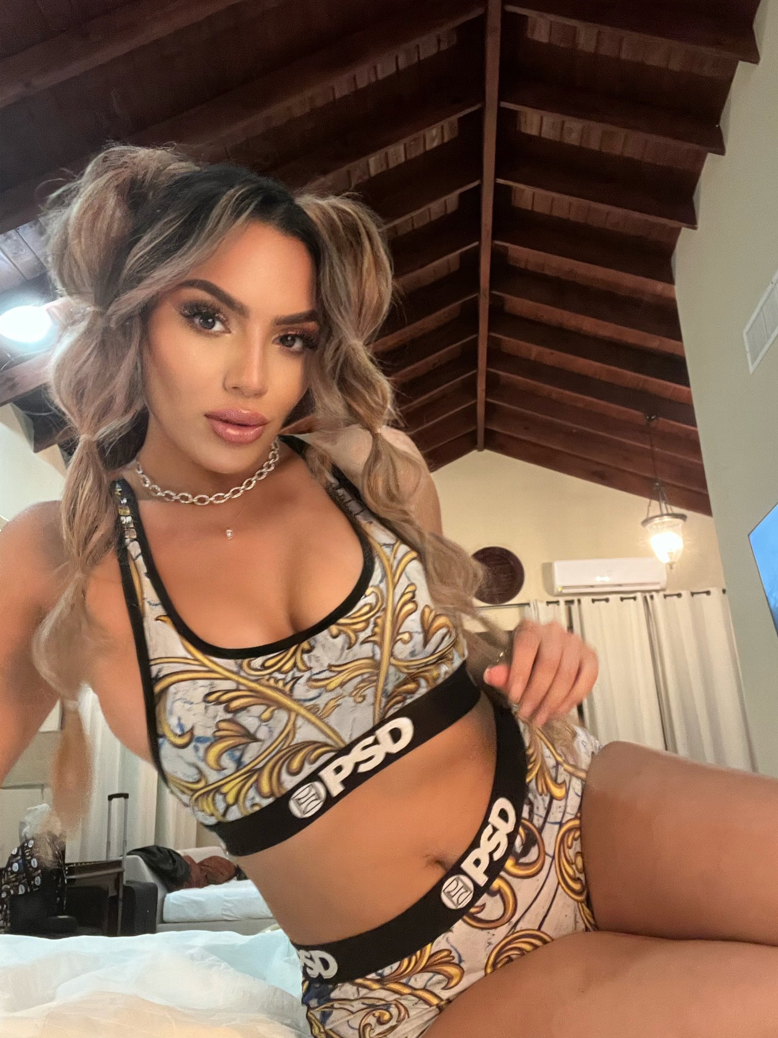 TW Pornstars - AraQueenBae. Twitter. Can you tell I was crying during