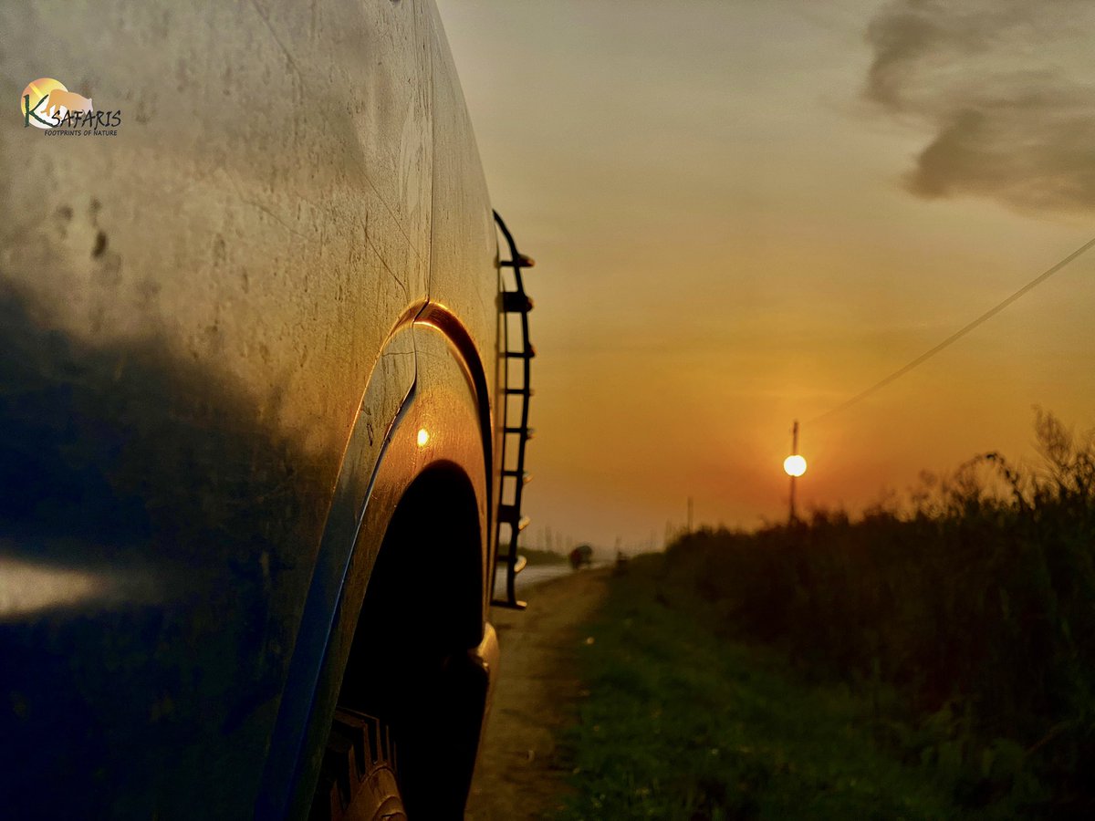 #sunsets are a clear sign that the day has ended. Whether well or not, imagine watching it every day here in #Africa. 

Safari moments are magical cooling off in the evening 

Inset #Sunset in #Uganda
.
.
.
.
#Africasafari, #travel,luxuryhotels, #hotels, #photooftheday