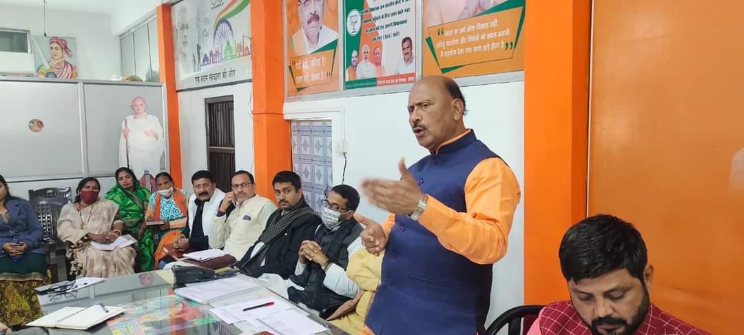 RakeshTriBJP's tweet photo. जौनपुर जिले के विधानसभा प्रभारी, विधानसभा प्रवासी, विस्तारक, मंडल प्रभारी, मंडल अध्यक्ष सहित जिले के महामंत्री एवं जिला संचालन समिति के साथ बैठक में विधानसभा चुनाव की तैयारियों की योजना बनाई।

#आएगी_बीजेपी_ही #यूपी_मांगे_भाजपा #फर्क_साफ_है @BJP4UP @BJP4JNP @JPNadda @blsanthosh https://t.co/KhdHwO4JJQ
