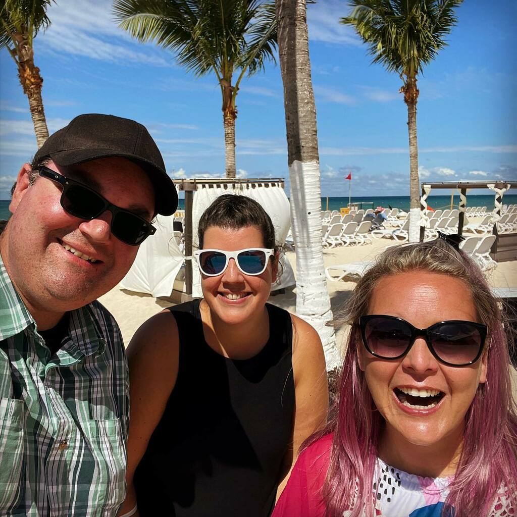 ParoDeeJay's tweet photo. Look who we ran into in #Cozumel… it’s time for some #DanceAndSalsa at #PlayaMia!! :D #SeanAndStef #OasisOfTheSeas @playamiacozumel https://t.co/9wxjRTJTcv