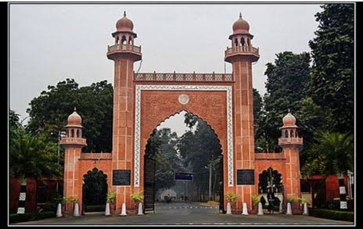 alisha_kausar's tweet photo. #reopen AMU https://t.co/68uxowPJCh