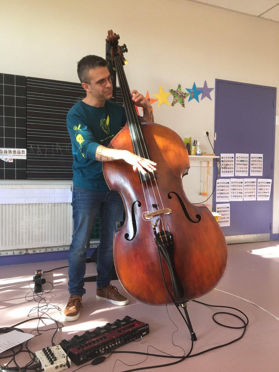 🎶Nous avons eu l’immense honneur de recevoir hier le très talentueux <a href="/VladimirBassist/">Torres Vladimir</a> et sa majestueuse contrebasse. Un immense merci pour ces instants magiques 🙏 #musique #culture #contrebasse #ecole <a href="/CardieBesancon/">CARDIE_Besançon</a> <a href="/acbesancon/">Académie de Besançon</a> @villedebesancon