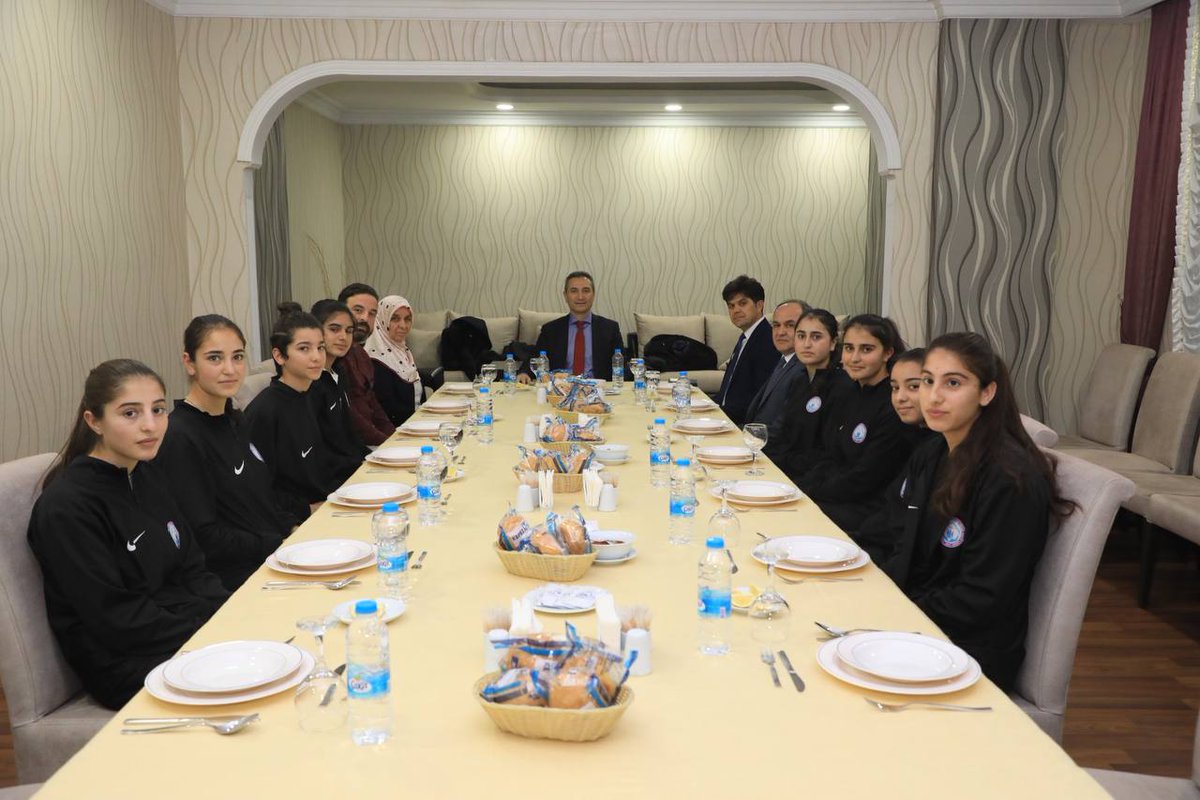 Milli Eğitim Müdürümüz Sn <a href="/huseyiner07/">Hüseyin ER</a> Van’ın Özalp İlçesinden başlayıp İlimize kadar uzanan bir başarı hikayesinin kahramanları olan Amine Hatun Kız A.İ.H.L. Kız Hentbol Takımı oyuncuları ile akşam yemeğinde buluşarak başarılarının devamını diledi.
<a href="/AntalyaValilik/">T.C. Antalya Valiliği</a>
<a href="/tcmeb/">Millî Eğitim Bakanlığı</a>