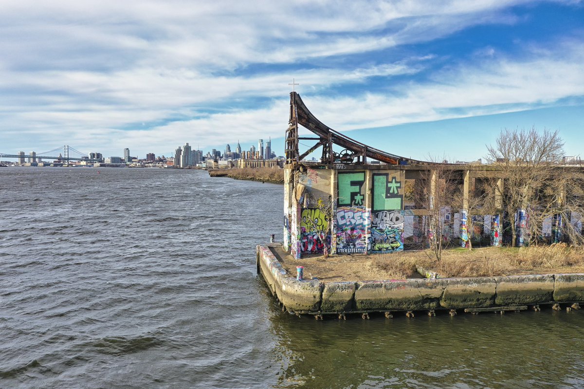 DAngeloFoto's tweet photo. “Grafiti Pier” on the Delaware River in Philadelphia. An abandoned pier, turned grafiti gallery, turned public park.
#photography #philly #Philadelphia #fishtown #streetart #graffiti #publicart #citypark #urbex #architecture #photooftheday #development https://t.co/ABjvQ9mZuR