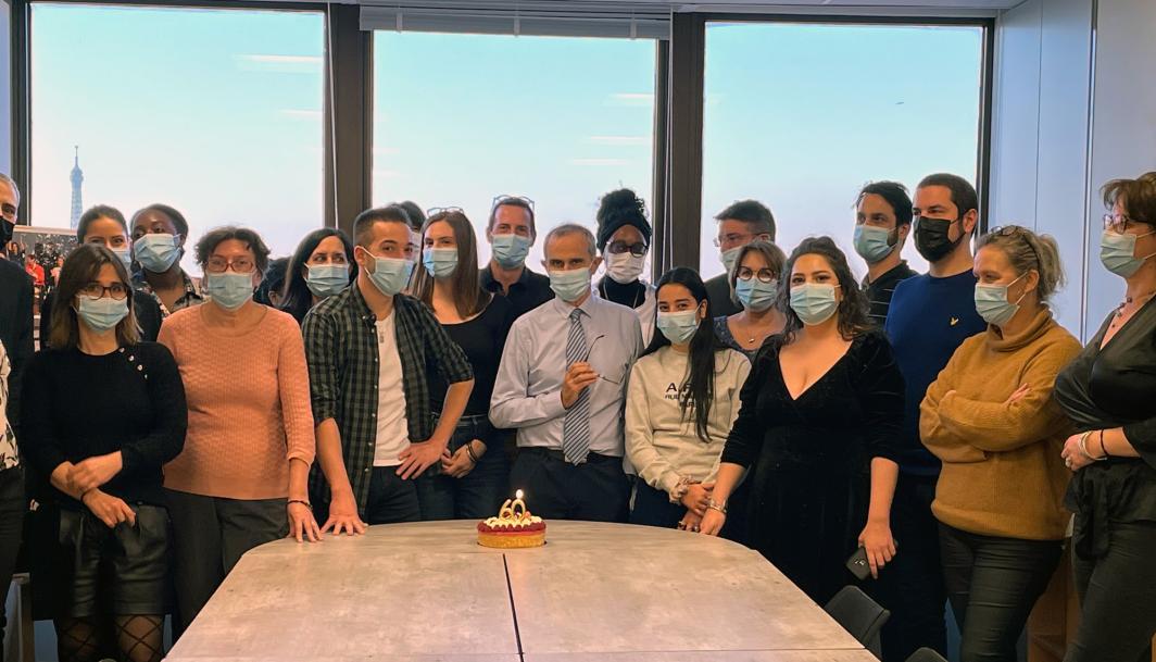 APAJH's tweet photo. Surprise, un🎂a été la star du goûter pour quelques salariés chanceux de l'APAJH😋
Depuis 1962, militants bénévoles, personnes accompagnées et leurs proches, collaborateurs, tous nous œuvrons pour le droit de tous dans une société plus juste, laïque et #inclusive #TravailEnEquipe https://t.co/eRVCq63DnN