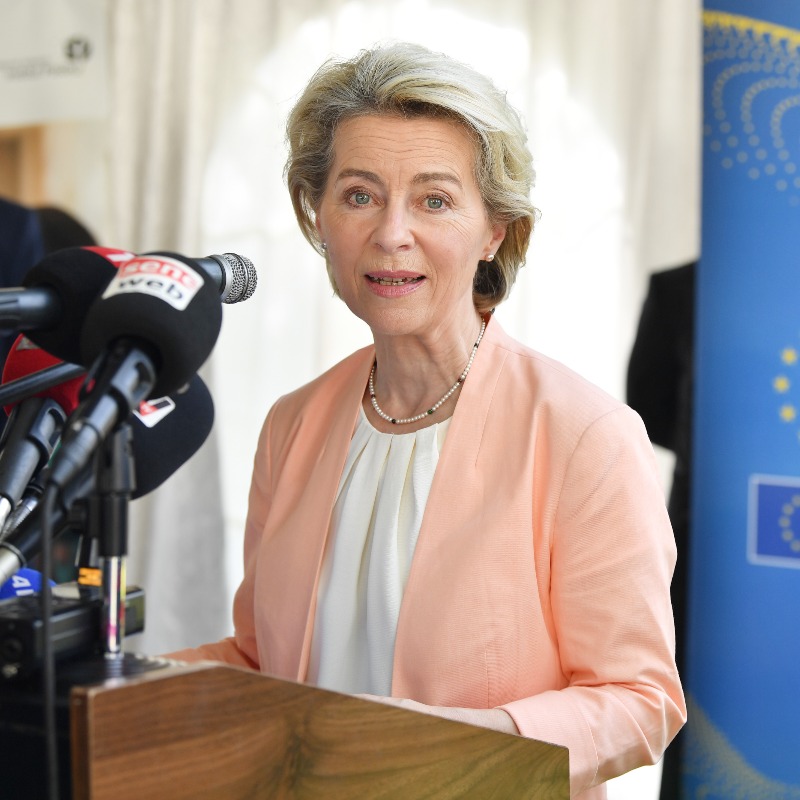 EU_Commission's tweet photo. L'Afrique a un énorme potentiel pour devenir autonome sur la production de vaccins et de médicaments.

#TeamEurope investit €1 milliard pour aider au développement de sa souveraineté pharmaceutique.

L'Afrique peut compter sur Team Europe pour soutenir son effort. 🌍🇪🇺