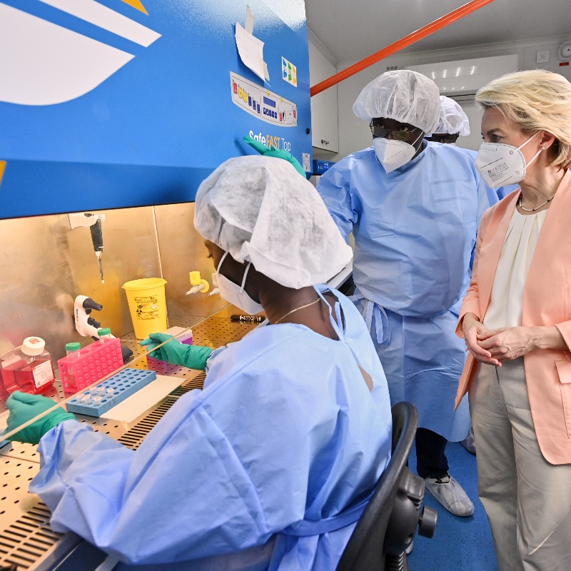 EU_Commission's tweet photo. L'Afrique a un énorme potentiel pour devenir autonome sur la production de vaccins et de médicaments.

#TeamEurope investit €1 milliard pour aider au développement de sa souveraineté pharmaceutique.

L'Afrique peut compter sur Team Europe pour soutenir son effort. 🌍🇪🇺
