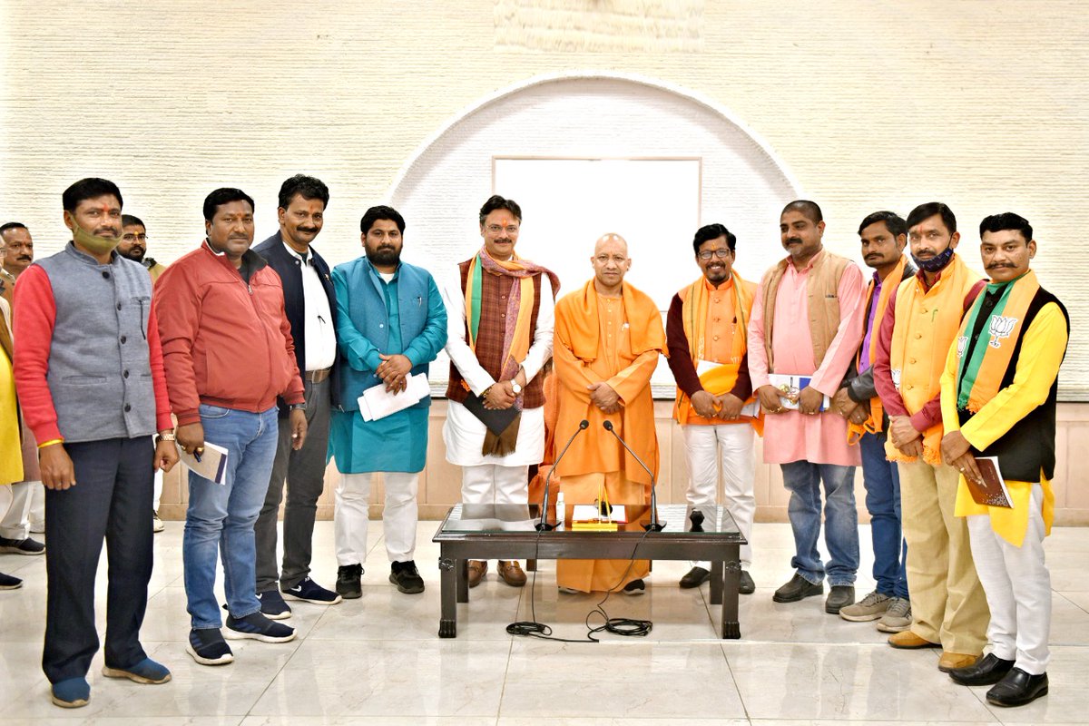 RajeshwarS73's tweet image. सरोजनी नगर विधानसभा क्षेत्र के प्रभारी, संयोजक एवं मंडल अध्यक्षों के साथ उत्तर प्रदेश के यशस्वी मुख्यमंत्री योगी आदित्यनाथ जी से सुनिश्चित जीत का मंत्र, मार्गदर्शन और आशीर्वाद प्राप्त किया।

सोच ईमानदार, काम दमदार 
फिर एक बार योगी सरकार।