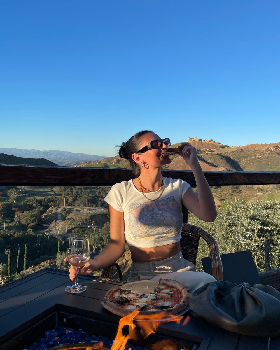 GUESS's tweet photo. .@HasleyPitman has a 'pizza' our hearts ❤️🍕 #GUESSEyewear https://t.co/K0TqNV6oSy