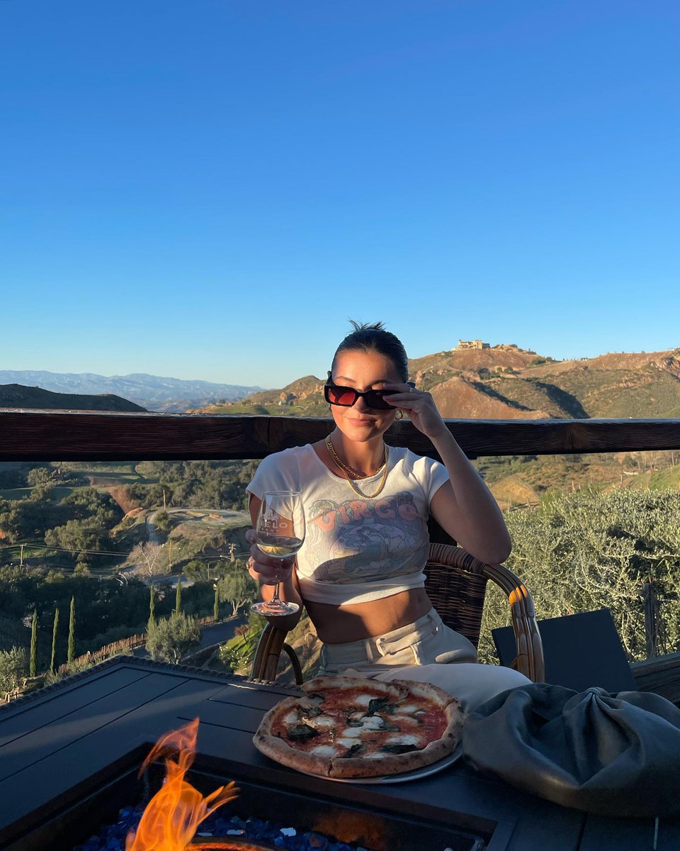 .<a href="/HasleyPitman/">Hasley Pitman</a> has a 'pizza' our hearts ❤️🍕 #GUESSEyewear