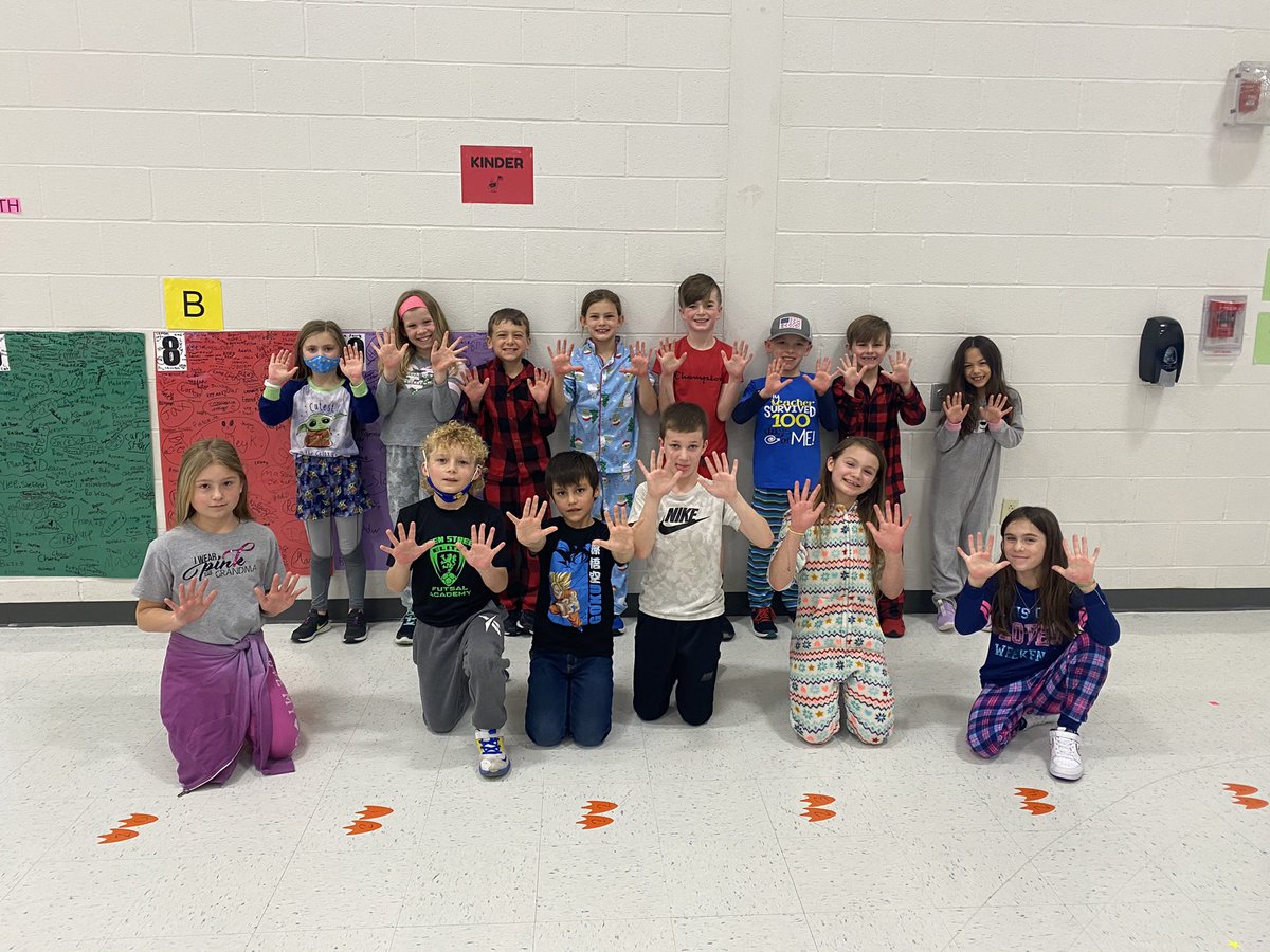 AndersonJ_PE's tweet photo. Mrs. Prouhet’s and Mrs. Easter’s 3rd graders who held a 10 minute plank!!!!!  Tough and strong are two words that describe this group! @WabashStation #wbedreamsbig https://t.co/FCtNnkvogx