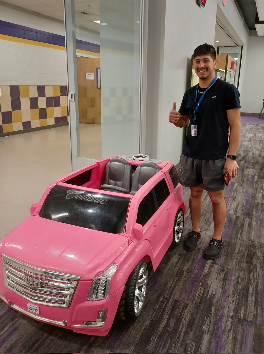 It's Mustang Madness at MFHS! Today is "Anything but a Backpack"; some clever &amp; interesting choices 🤪
