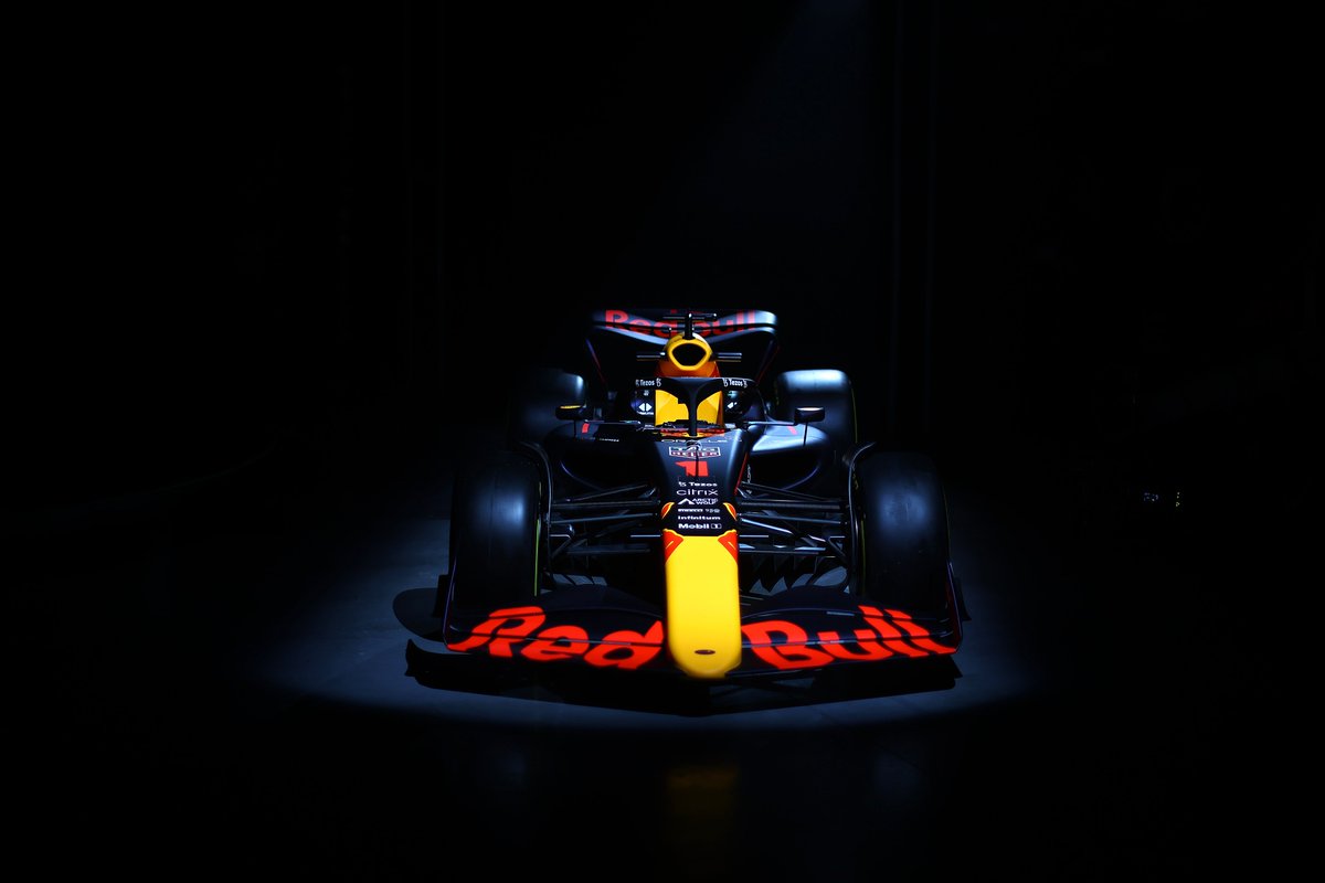 DriveMx1's tweet photo. Así luce el #RB18 que fue presentado este 9 de febrero, sin muchos cambios estéticos, pero grandes cambios tecnológicos, les deseamos lo mejor esta temporada a #Max y #Checo.
#DriveMX #RedBullRacing #MaxVerstappen #ChecoPerez https://t.co/sV02V2jjbV