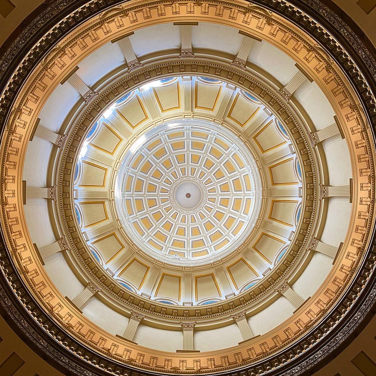 danmaxey's tweet photo. It’s a beautiful morning at the Colorado State Capitol! #coloradostatecapitol #denver #colorado #co https://t.co/QjhfrNig6a
