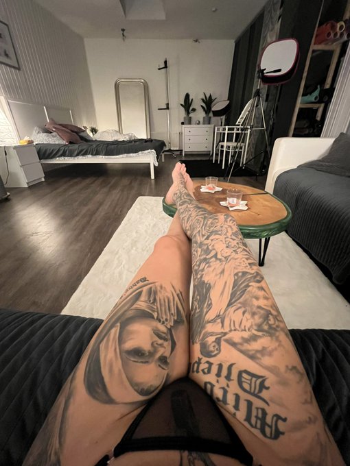 Und bei Euch so? https://t.co/om3cwGQKDy<a href="/tag/inkedgirl"class="tags"><span>#inkedgirl</span></a><a href="/tag/sunglasses"class="tags"><span>#sunglasses</span></a><a href="/tag/newhair"class="tags"><span>#newhair</span></a>